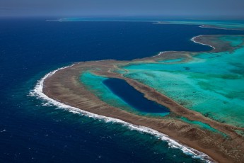 Das 'blue hole' am Außenrand des Neukaledonschen Barriere Riffs. Nicht einmal taucherlegende Jaques Costeau hat es bis auf den Grund geschafft, der bei etwa 150 Metern liegt.