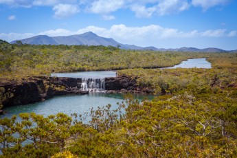 Dinosaurierkulisse: Am Wasserfall "Chutes de la Madeleine" scheint man in ein Millionen Jahre zurückliegendes Erdzeitalter einzutauchen.