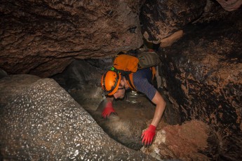 Einer der seltenen Augenblicke, in denen ich die Kamera mal nicht trage. Ich habe sie eben gerade dem vor mit gehenden Träger gegeben, weil sie sonst wohl gegen die Felsen geschrammt wäre. Und der Träger macht natürlich gleich ein Bild. Übrigens: Die Handschuhe schützen übrigens vor den scharfen Steinen.