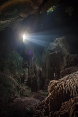 Gegen Mittag in der Niah Höhle. Was du zum Glück nicht riechst: Es stank schrecklich nach Fledermauskot.