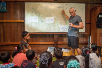 Im WWF Headquarter unterrichtet Peter Schulkinder über die Notlage des Sumatra Tigers. Einst lebten auf den Nachbarinseln Java und Bali eigene Tiger-Unterarten. Der Java-Tiger gilt seit 2003 als ausgestorben, der Bali-Tiger seit Anfang der 1940er Jahr.