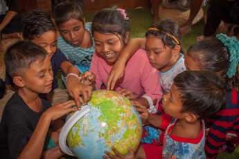Zum Biosphere Expeditions Programm gehört auch ein Besuch von Schulkindern in der WWF Forschungsstation. Hier müssen die Kinder möglichst schnell ein Land auf dem Globus ausfindig machen.