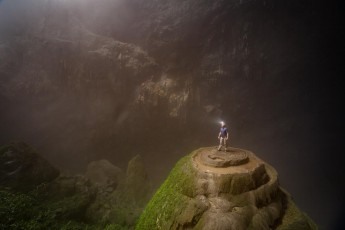 Hier stehe ich in der zweiten Doline der Höhle und blicke verloren bis zum 200 Meter über mir liegenden Rand.