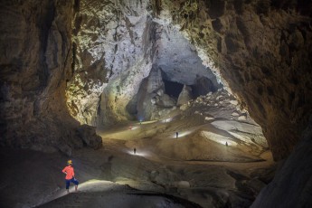 Nur mit sehr starken 32.000 Ansi Lumen LEDs lassen sich die gigantischen Kammern der Son Doong ausreichend beleuchten.