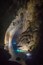 Von meinem Standpunkt blicke ich 600 Meter weit bis zum Ende der Son Doong Höhle. Etwa 30 Meter oberhalb der Boote erkennt man einen weißen Schleier: Wolken! Die Höhle verfügt über ein eigenes Klima! Immer wieder marschieren wir durch plötzlich auftauchende 'Dampfbäder', die sich dann als Wolken entpuppen. Am Höhlenende müsste man noch die 200 Meter hohe, sehr rutschige 'Große Mauer von Vietnam' überwinden und sich dann durch knietiefen Schlamm quälen, um zum Hinterausgang der Höhle zu gelangen. Da das definitiv zu gefährlich und kräfteraubend ist, paddeln meine 'Cavemates' und ich mit Booten über den See, bevor wir uns auf den Eineinhalb-Tagesmarsch zurück zum Eingang machen.