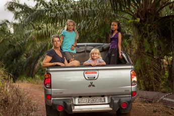 Malaysia bietet sogenannte Homestay-Programme an. Dabei kann man bei Malayen wohnen und alles kennenlernen und mitmachen, wonach einem der Sinn steht: Wir entscheiden uns für Mangroven-Besuch, Dschungelwanderungen, Kochen und Fischen.