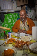 Heute Abend spricht Etienne Boya Wayahat das Tischgebet. Gleich füllen sich unsere Teller mit frisch geernteten Yam, Taro sowie gebratenem Hühnchen.