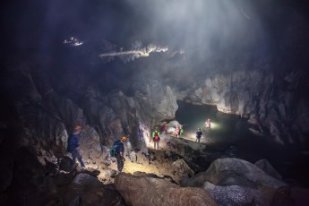 Die Son Doong Höhlenbegehung ist nichts für Unsportliche oder Ängstliche. Immer wieder müssen wir uns anseilen, abseilen oder Flüsse durchqueren, in denen wir bis zur Brust einsinken.
