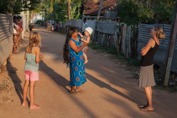 Bei Batticaloa: Smilla fummelt am Nasenring einer Dorfbewohnerin.