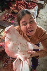 Eine Marktfrau in Phong Nha treibt ihr Späßchen mit mir.
