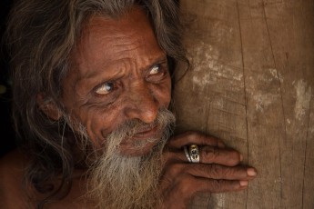 Der Vedda Kiri Bandiya, 75 Jahre, im Eingang seines Hauses.