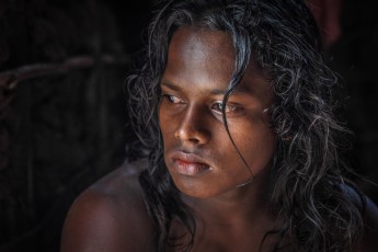 Kadira (19 years), in der Hütte des Veddas Guna Bandiya.