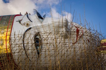 Burma/Myanmar: Dizzying cleaning work on the world's largest reclining Buddha statue, south of Mawlamyaing.