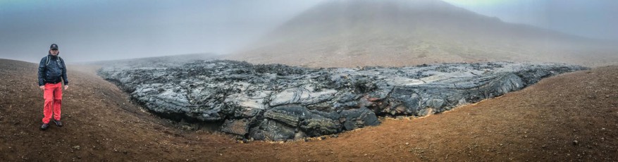 'Wir wollen den Vulkan sehen'-Versuch Nr. 1: Nach 45 Minuten Marsch erblicken wir ein dunkelgraues, leicht dampfendes Lavafeld. Schwefel steigt in unsere Nasen. Einer der wenigen Besucher teilt uns mit, dass wir auf einen Bergrücken aufsteigen müssen, um in den Krater zu blicken, aber das lohne sich jetzt nicht, denn die Sicht sei zu schlecht. Enttäuscht ziehen wir ab. Erst bei Versuch Nr. 4 sind wir erfolgreich.