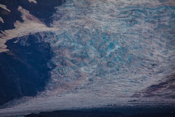 Aus der Ferne mutet der obere Teil des Svinafellsjökull an wie eine steile, gigantische Eiswand.