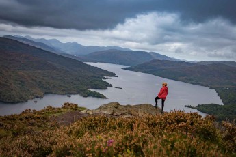 Annette genießt die spektakuläre Aussicht auf den Loch Katrine vom Berg Ben A'an, einem beliebten Ausflugsziel.