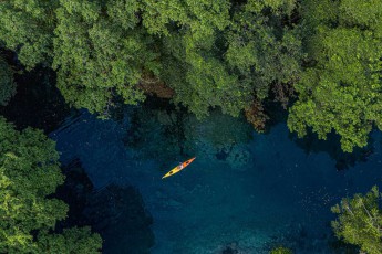Insel Santu: Glasklares Quellwasser am Blue Hole.