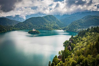 Wie ein Gemälde der Romantik breitet sich der Bleder See zwischen den bewaldeten Hügeln der Julischen Alpen aus - in seiner Mitte die märchenhaft anmutende Insel mit der barocken Marienkirche, ein Motiv, das seit Jahrhunderten viele Menschen verzaubert.