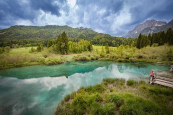 Wie ein smaragdgrüner Spiegel liegt die Quelle Zelenci im Tal der oberen Sava - das kristallklare Thermalwasser sprudelt das ganze Jahr über mit konstanten 5,5 Grad aus dem Kalkstein und bildet den Beginn der 947 Kilometer langen Sava, die von hier bis zur Donau fließt.