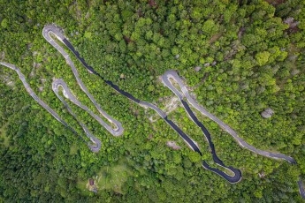 Wie eine graue Schlange windet sich die Passstraße durch dichte Buchenwälder der Julischen Alpen. Der Vršič-Pass auf 1.611 Metern Höhe ist Sloweniens spektakulärste Panoramastraße und das Tor zum Soča-Tal.