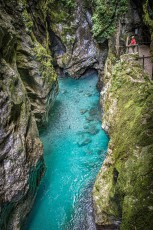 Wie ein verborgener Smaragd leuchtet das türkisfarbene Wasser der Tolminka an der wohl spektakulärsten Stelle der Schlucht. Hier hat der Fluss über Jahrtausende eine 60 Meter tiefe Klamm in den Fels gegraben.