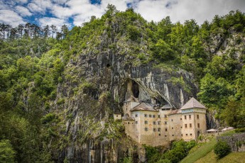 Wie aus dem Felsen gewachsen schmiegt sich die spektakuläre Höhlenburg Predjama in eine 123 Meter hohe Kalksteinwand - die seit über 800 Jahren bewohnte Festung gilt als größte Höhlenburg der Welt.