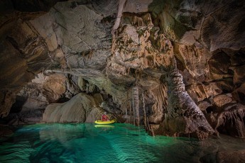 Im gelben Schlauchboot gleitet Gašper Modic durch einen der smaragdgrünen Seen der Križna-Höhle - die 8.273 Meter lange Wasserhöhle beherbergt 22 unterirdische Seen und gilt als eine der schönsten Tropfsteinhöhlen Europas.