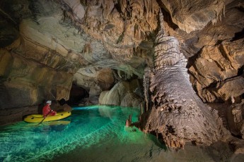 Zwischen jahrtausendealten Stalaktiten und Stalagmiten navigiert Höhlenguide Gašper Modic mit seinem Boot durch die kristallklaren Gewässer der Križna-Höhle - die konstante Wassertemperatur von 8 Grad Celsius macht diese Unterwelt zu einem einzigartigen Ökosystem.