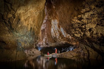 Wie ein unterirdischer Ballsaal öffnet sich die Pivka-Höhle vor mir. Das spiegelglatte Wasser verdoppelt alle Tropfsteinformationen, meine Guides erscheinen mir wie Fährleute in einem Reich aus Stein und Zeit.