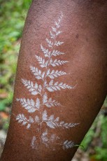 Mit einem Schlag auf ein Farnblatt hat sich Guide Robert Panting ein natürliches Tattoo verpasst.