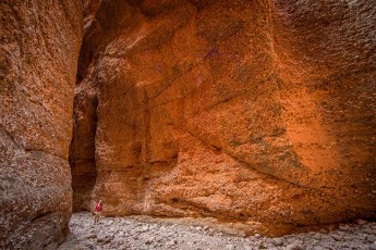An einer Stelle der Echidna Chasm weitet sich der Spalt zu einem versteckten Kessel.