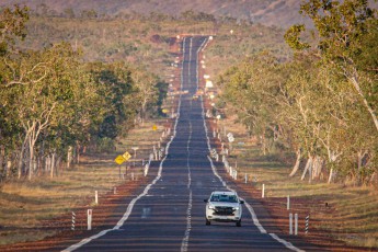 Schnurgerade zieht der Highway zum Horizont. Die Hitze lässt den Asphalt flimmern, während sich die Straße auf die rostfarbenen Cockburn Tafelberge zubewegt.