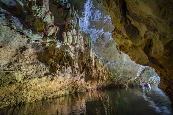 Auf der Rückfahrt aus der Höhle, kurz vor dem Eingang, fällt Tageslicht auf die Wände.