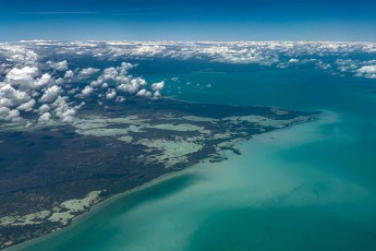 Auf dem Flug nach Belize City: Türkisfarbenes Flachwasser trifft auf ein Mosaik aus Mangroven und Lagunen.