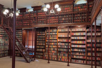 Deckenhohe Mahagoni-Regale, Tausende Bände, Kronleuchter-Licht. Die Institute Library in Adelaide atmet Geschichte.