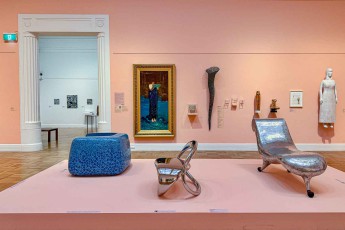 Moderne Sitzobjekte, verchromte Skulpturen, rosafarbene Wände – Kuratorenkunst in in der Art Gallery of South Australia, die Grenzen auflöst.
