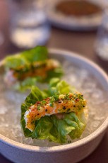 King Prawn Cocktail im Fugazzi Adelaide – neu interpretiert. Die Riesengarnele ruht auf knackigem Buttersalat, gekrönt von Sauce Rose Marie und Kaffirlimettenabrieb.