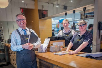 Das Salopian Inn, McLaren Vale; von links nach rechts: Oliver Budack, Sommelier und Restaurantleiter, sowie die Restaurant-Managerinnen Sarah und Bec.