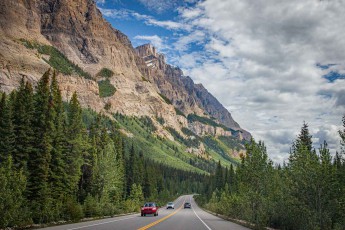 The picturesque road to Canmore offers magnificent views of rocky landscapes and natural panoramas.