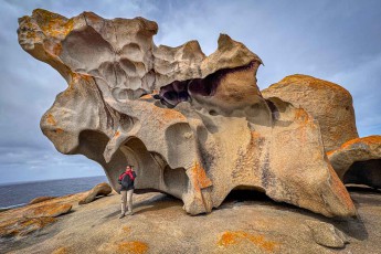 Kangaroo Island: Die Remarkable Rocks – vom Wind und Salzwasser über 500 Millionen Jahre in bizarre Formen gemeißelt. Annette darunter setzt den Maßstab.