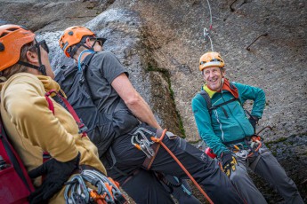 Laughter echoes through the Zillmer Canyon – experienced mountain guide Erich Unterberger jokes with his guests in front of a grey granite face that they are about to scale.