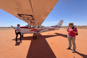 Mittagshitze flirrt über der rotbraunen Landebahn von William Creek, wo Flugtaxis die einzige Verbindung zur Zivilisation bilden.