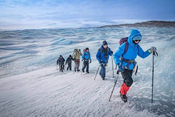 Mit Grödeln unter den Sohlen zieht unsere Gruppe über die Eiskappe – hinter dem Point 660 setzt sich das Eis über 550 Kilometer bis zur Ostküste Grönlands fort.