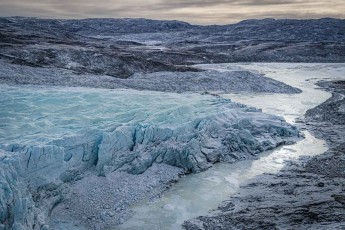 Die Zunge des Russell-Gletschers aus der Luft, davor der zugefrorene Abfluss – 2007 entleerte sich hier ein eisgedämmter See: 39 Millionen Kubikmeter Wasser in siebzehn Stunden.