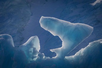 Wind und Wetter kreieren bizarre Kunstwerke an den Eisbergen im Fjord von Ilulissat, Grönland.