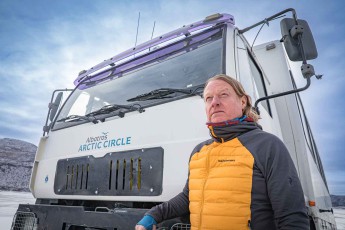 Niels vor dem Truck, der die Gruppe über die Ice Road bringt. Später, an einer Steigung, verliert der Wagen die Spur, Niels setzt zweihundert Meter zurück und nimmt Anlauf.