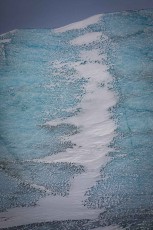 Was aussieht wie Wasser, ist eine Flanke der Eiskappe am Point 660 – der Schnee hat sich in eine Rinne gelegt, das Blau darunter ist Eis unter Druck.