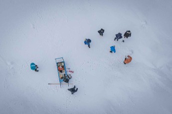 In der Bucht von Oqaatsut, im eisigen Wind, beugen wir uns erwartungsvoll über Eislöcher, Angelschnüre in der Hand.