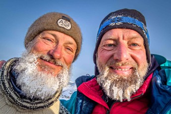 Am Ende des Tages auf der Eiskappe, Klaus’ und mein Bart voller Eis.