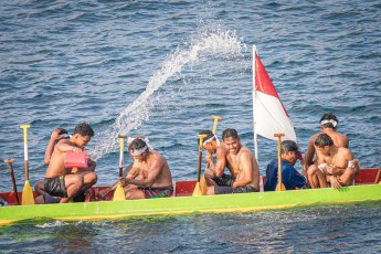 Banda Neira empfängt seine Gäste mit einer Kora-Kora-Prozedur. Während der schweißtreibenden Arbeit in den molukkischen Langbooten fliegt gerne mal Wasser über die Reihe der Ruderer.